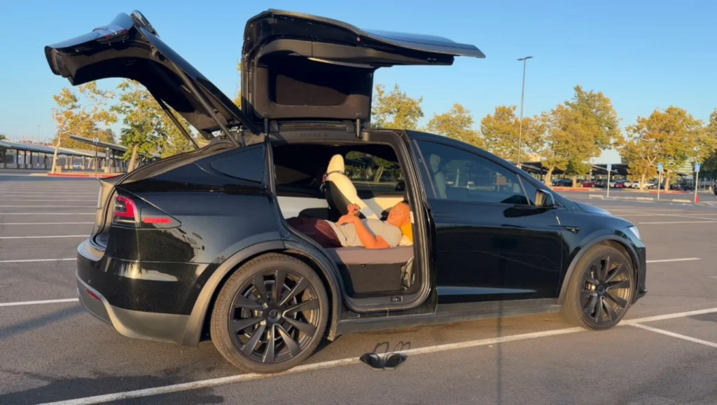 „Fost angajat Tesla locuiește în Model X pentru economii”