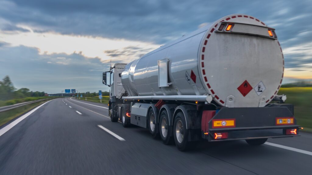 Transportul mărfurilor periculoase pe șoselele României se va face după noi reguli Abaterile grave pot duce la imobilizarea camioanelor