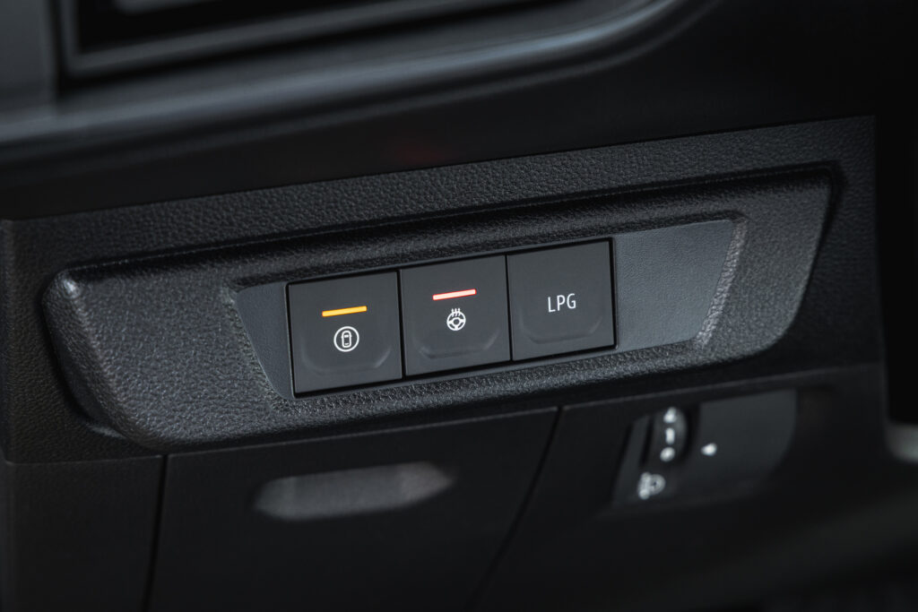 Butonul din stânga imaginii se numește „My Safety” și anulează sau reactivează anumite sisteme de siguranță (Foto: media.dacia.com)