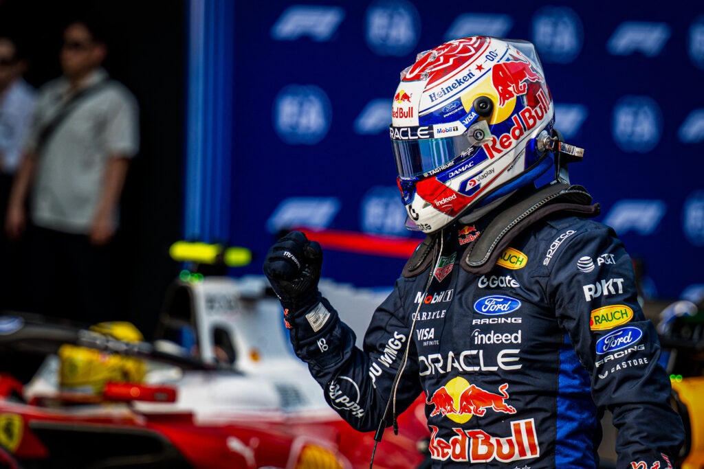 Max Verstappen câștigă în premieră Marele Premiu de Formula 1 din Singapore Lewis Hamilton ratează podiumul
