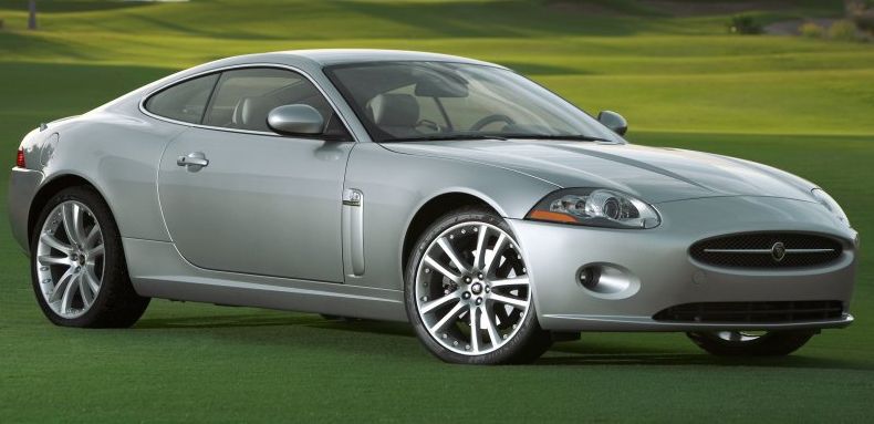 Jaguar XK Coupe stabileşte standardele de eleganţă.