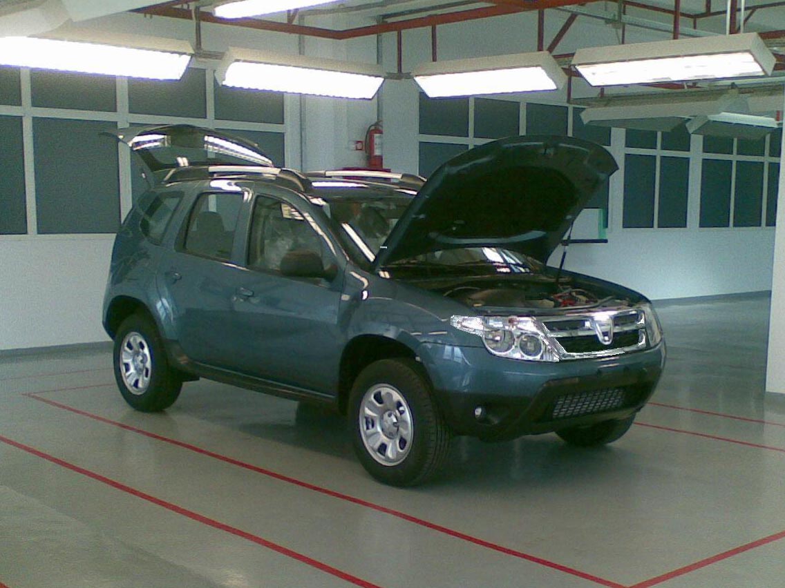 Dacia SUV cu faruri modificate