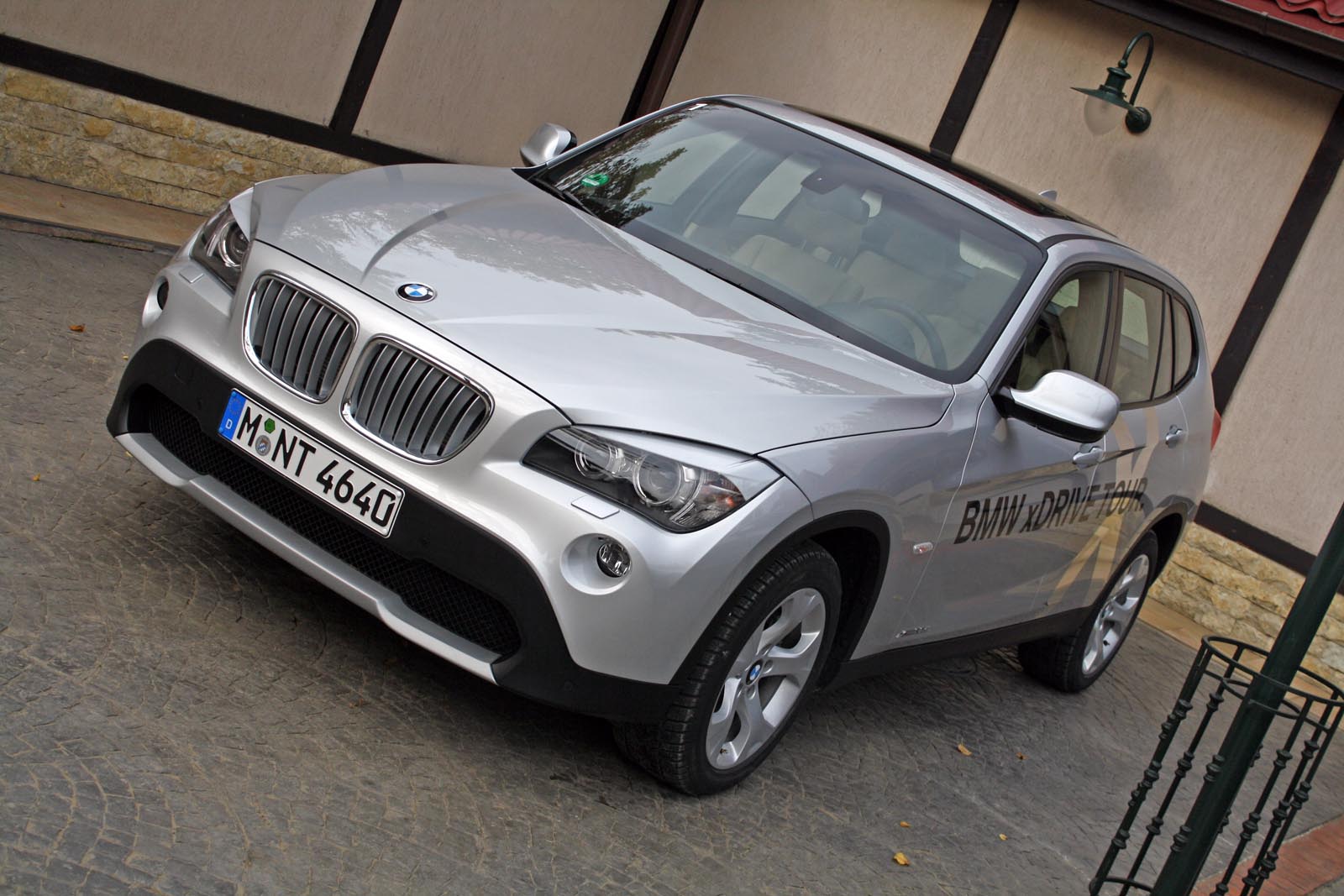 BMW X1, scurt contact