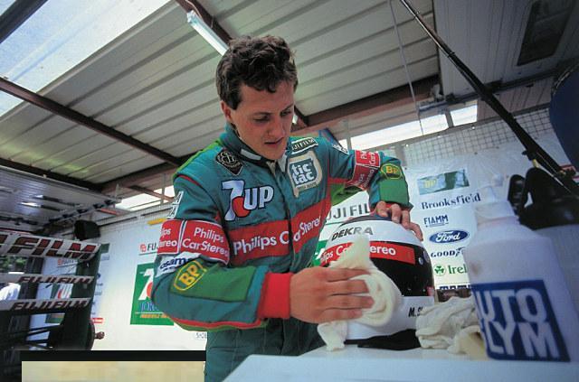 Schumacher pregatindu-se pentru prima sa cursa
