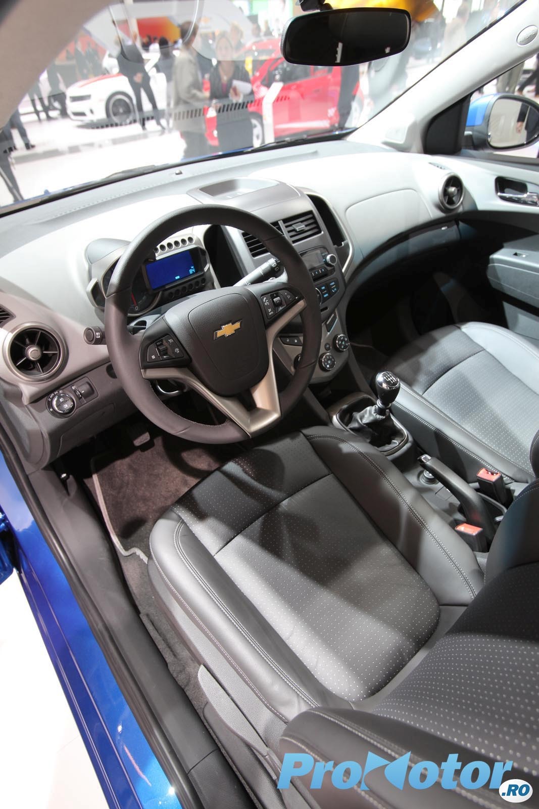 Interiorul lui Chevrolet Aveo are o calitate doar medie, dar un aspect foarte tineresc
