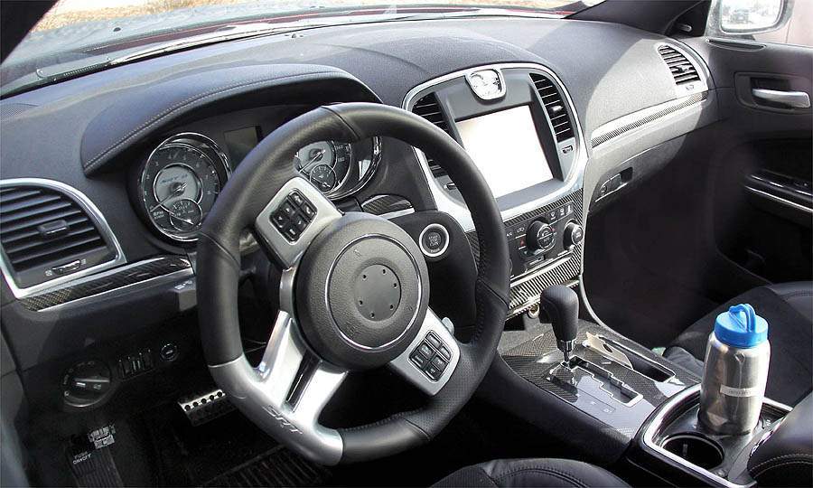 Interiorul lui Chrysler 300C SRT8 are cateva detalii sportive, dar in rest pastreaza nota de eleganta