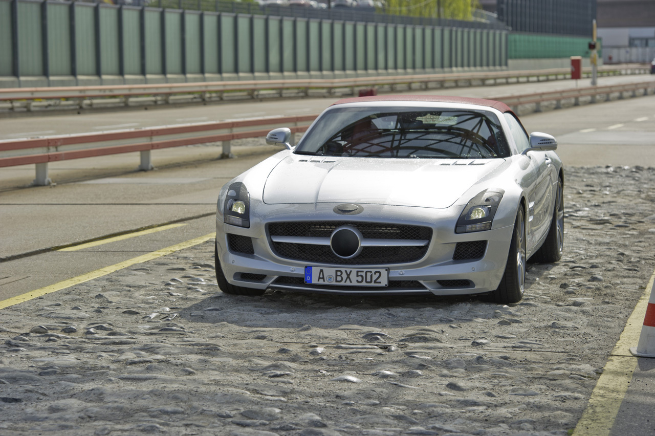 Soft-top-ul lui Mercedes-Benz SLS AMG Roadster este optimizat aerodinamic