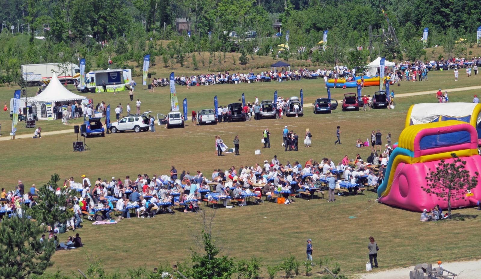 Un picnic Dacia pentru mii de persoane si un parc imens