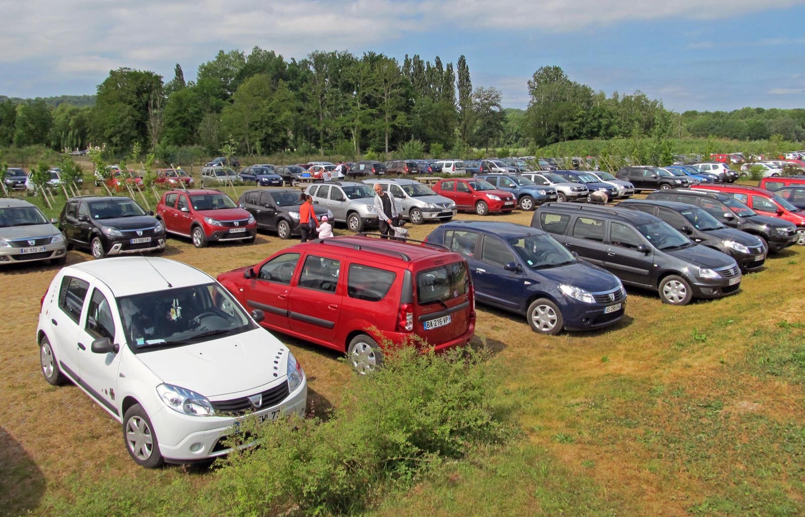 O parcare plina de cateva mii de modele Dacia la Grand Pique-nique Dacia 2011