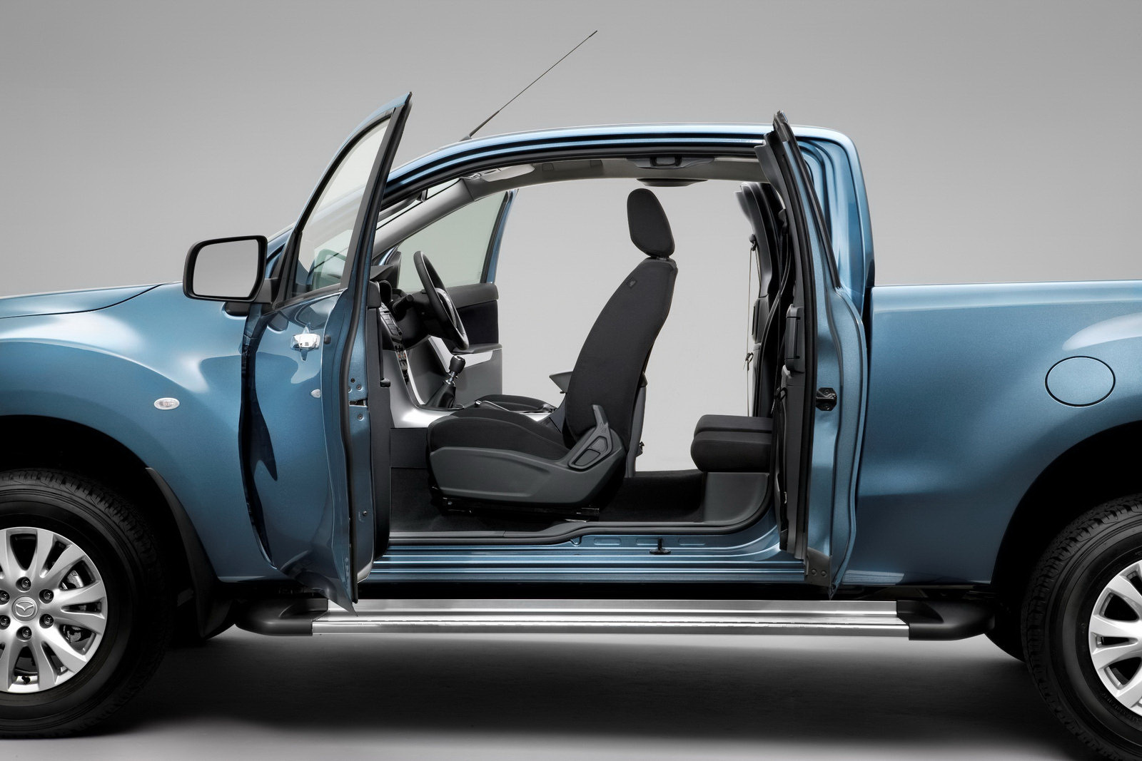 Mazda BT-50 Freestyle are doua portiere suplimentare, cu deschidere inversa