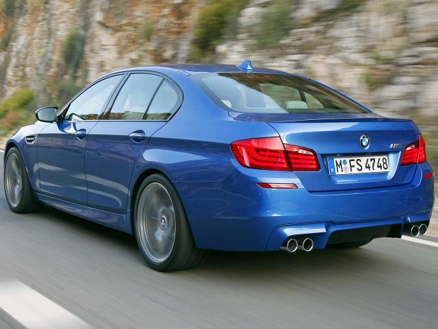 Modelul BMW M5 din aceste imagini este vopsit in albastrul specific BMW M