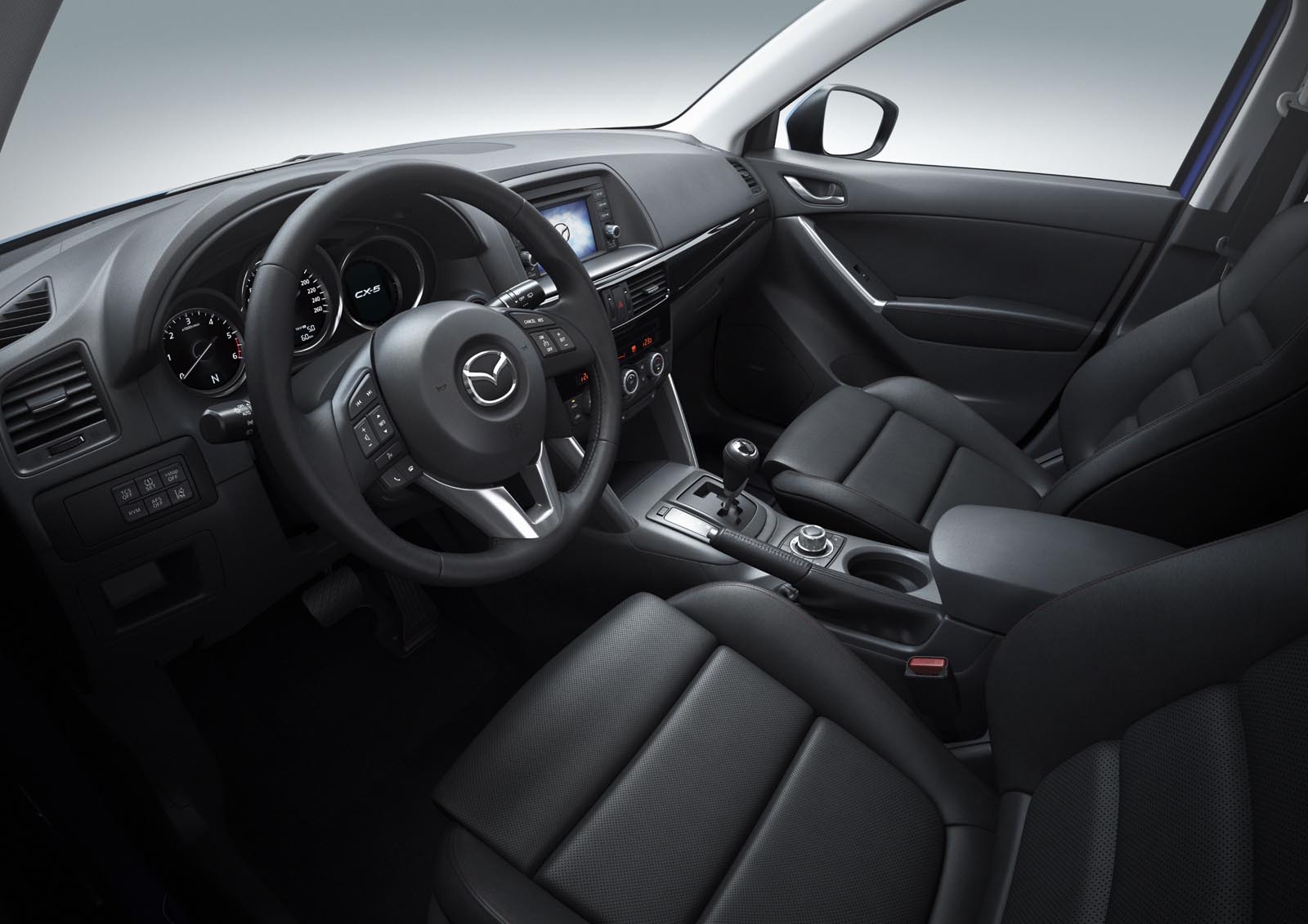 Interiorul lui Mazda CX-5 pune accentul pe sportivitate si calitate