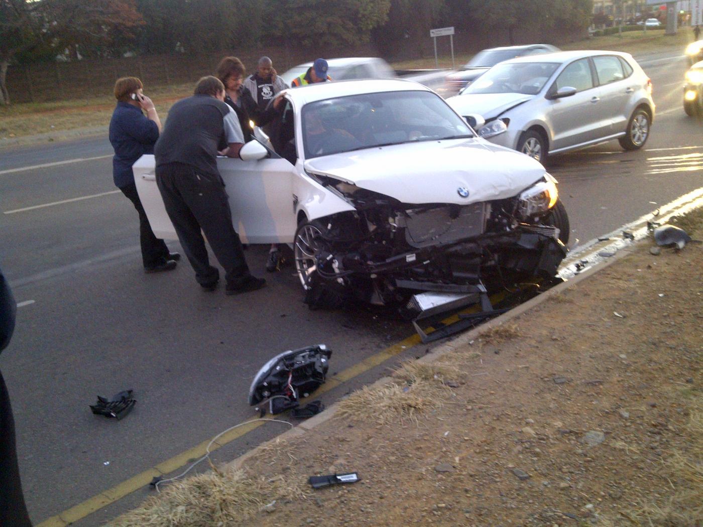 Accident cu BMW Seria 1 M in Africa de Sud - coliziune cu alte doua masini