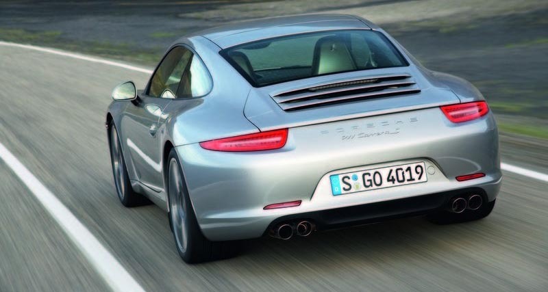 Spatele noului Porsche 911 adopta un stil mai simplist, dar si mai agresiv