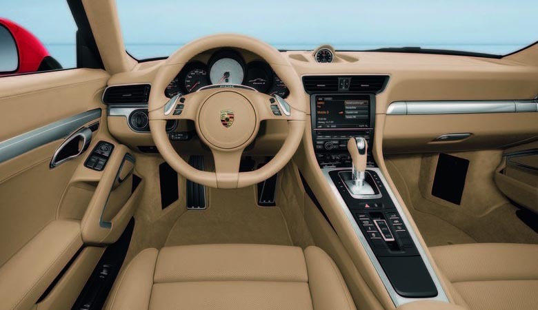 Interiorul noului Porsche 911 este un melanj intre sportivitate clasica si high-tech