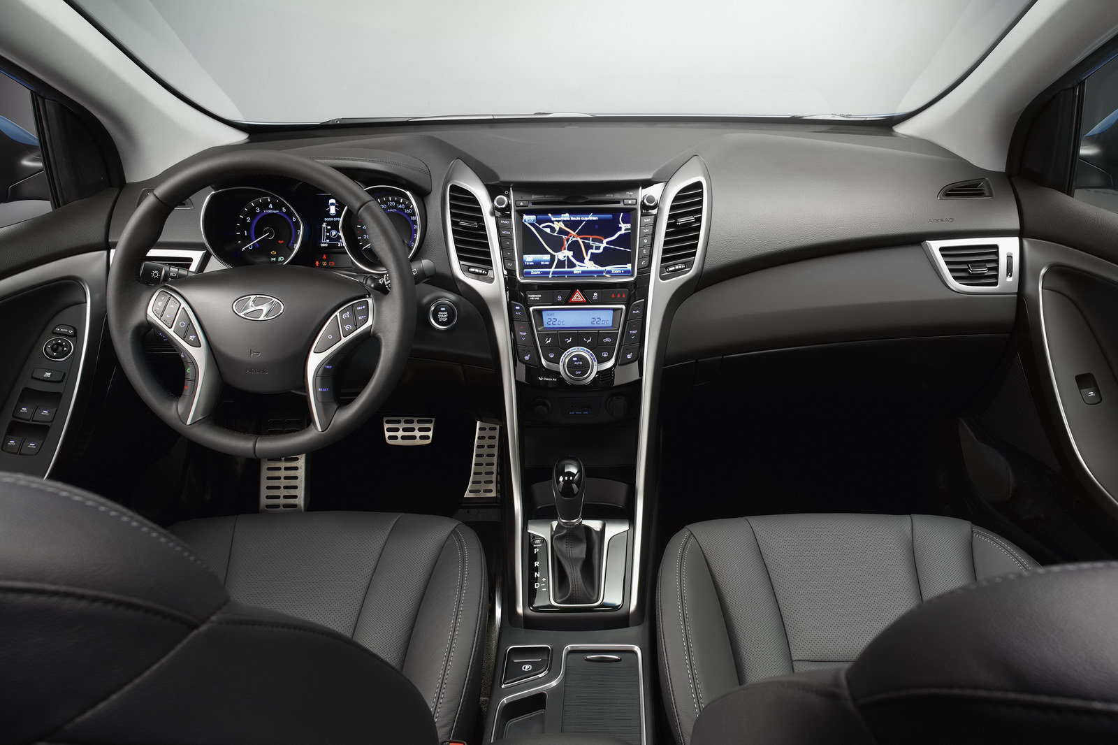 In interior, designul plansei de bord a lui Hyundai i30 este sensibil diferit fata de Elantra