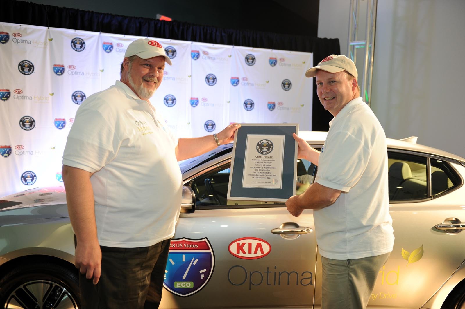 Înmânarea certificatului celro doi şoferi din Kia Optima