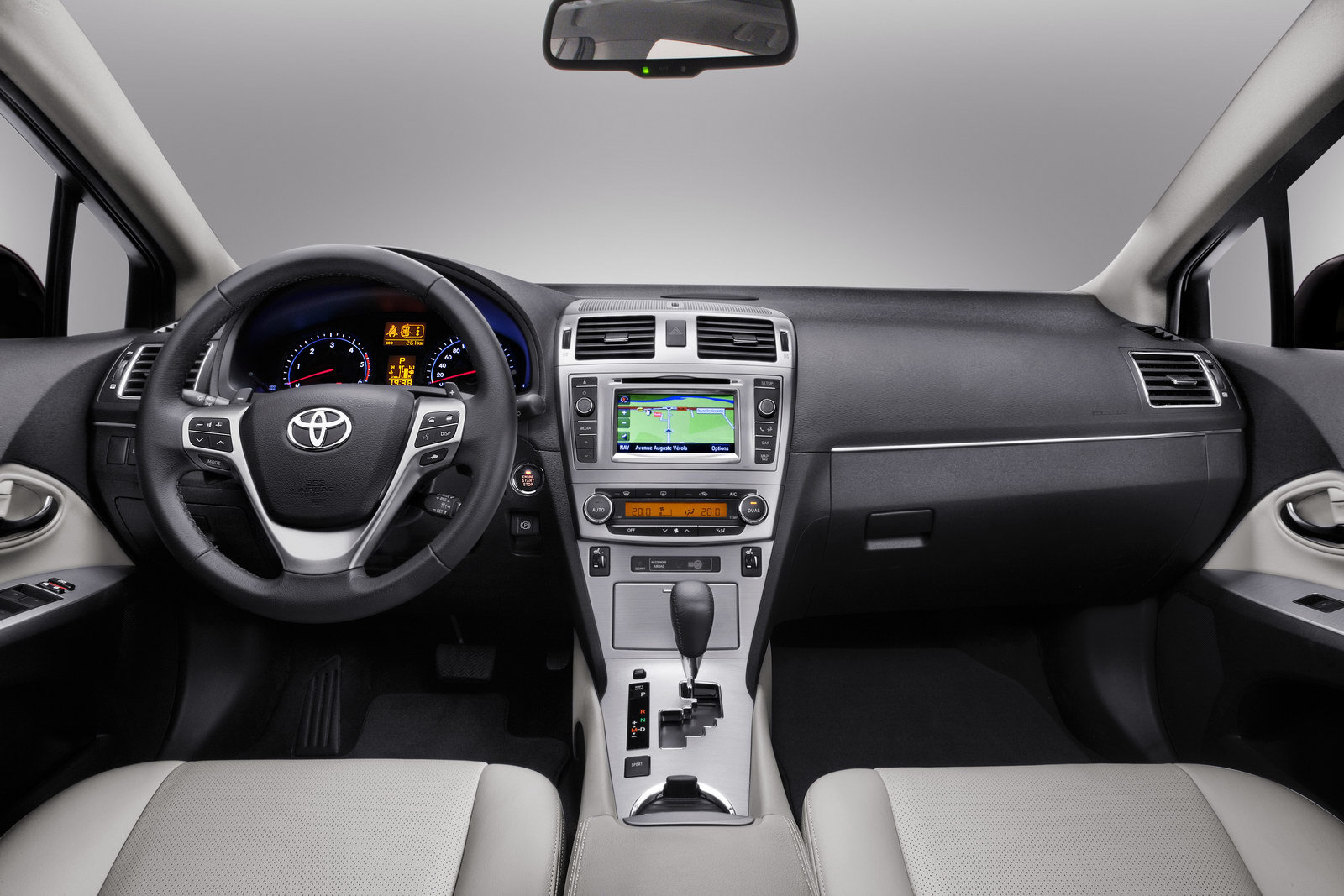 Interiorul lui Avensis facelift nu este modificat ca design, dar aspectul este mai elevat
