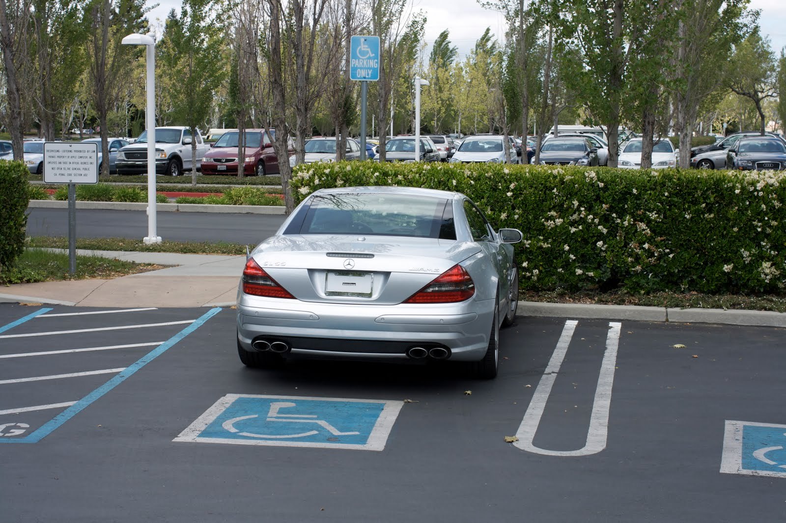 Mercedesul lui Steve Jobs, parcat pe locul destinat invalizilor.