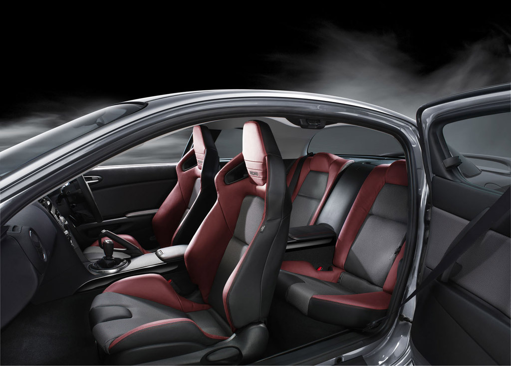 Pe langa jantele aurii si etrierii rosii, Mazda RX-8 Spirit R ne mai gratuleaza cu scaune Recaro