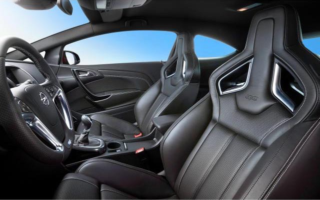 Noul Opel Astra GTC OPC beneficiaza de scaune profilate foarte sportiv