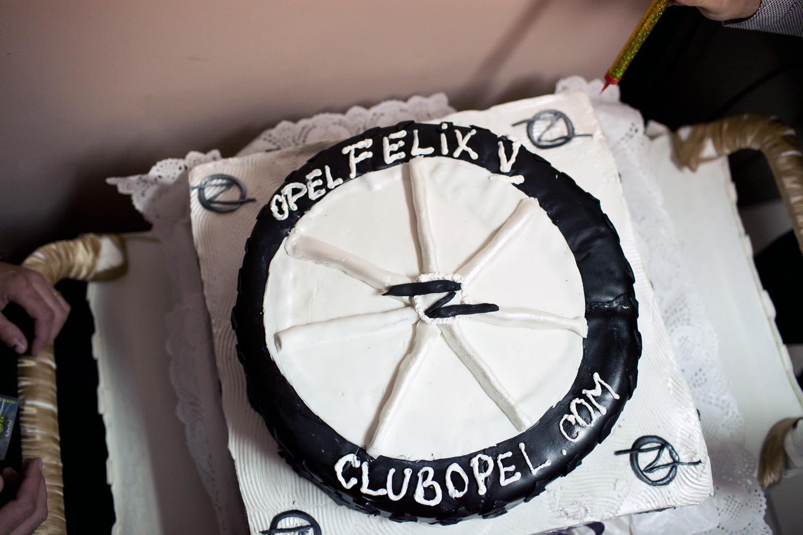 Cel mai asteptat moment al ultimei seri: tortul Felix Opel 2011