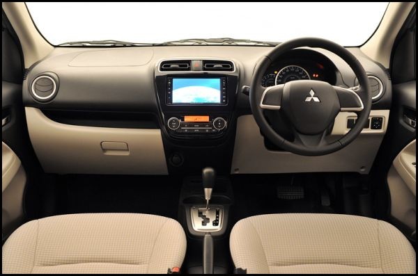 Interiorul lui Mitsubishi Mirage mizeaza pe simplitate, dar ofera dotari foarte moderne