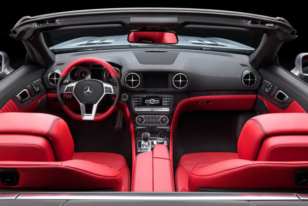 Interiorul noului Mercedes-Benz SL urmeaza linia sobra a designului exterior