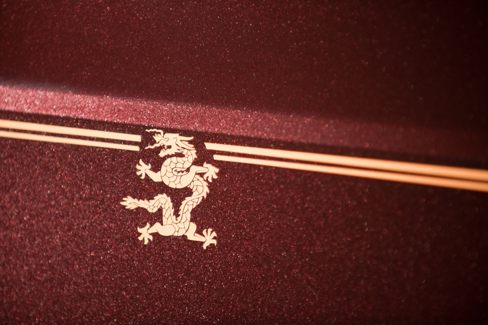 Rolls Royce Phantom Year of the Dragon - dragon din aur pictat pe caroserie