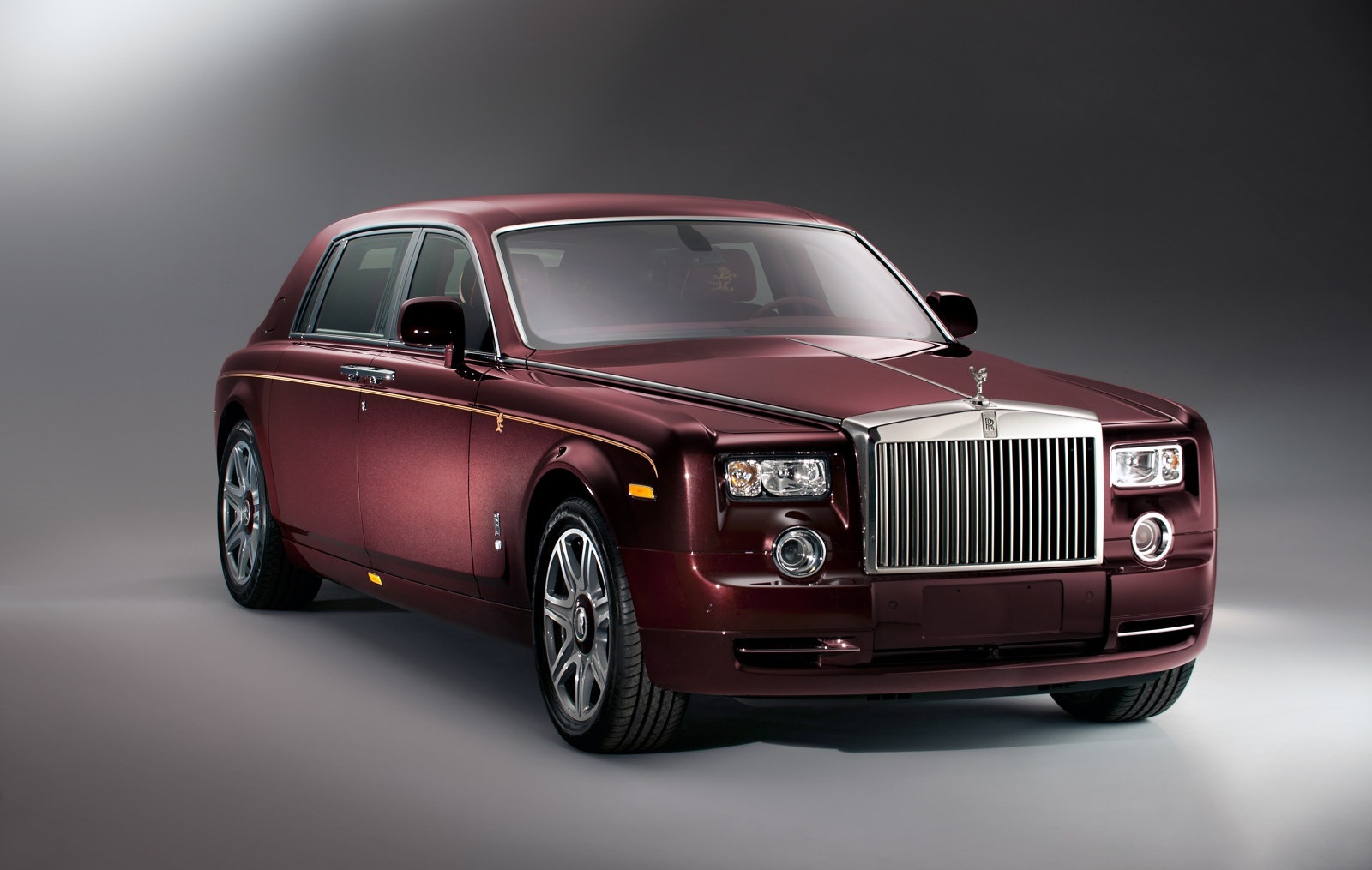 Pretul in China pentru Rolls Royce Phantom Year of the Dragon e de 1,2 milioane USD