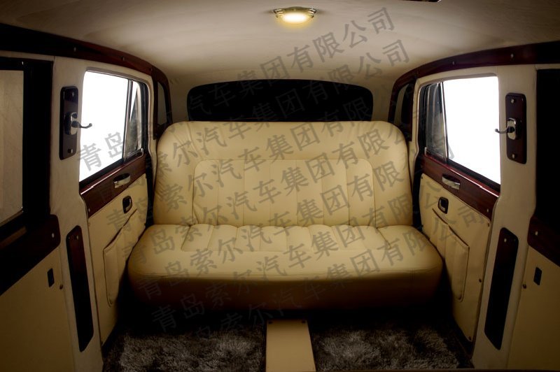 Interiorul replicii chinezeşti de Rolls Royce vrea sa arate luxos, dar materialele sunt ieftine