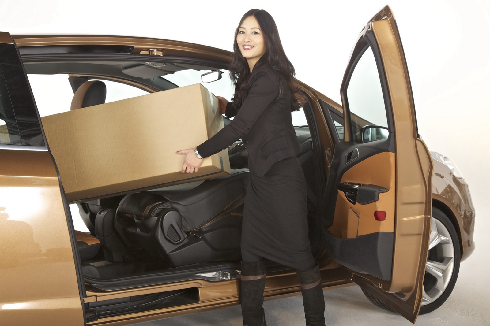 Designerul Ford, Erika Tsubaki, demonstreaza avantajele lui Ford B-Max