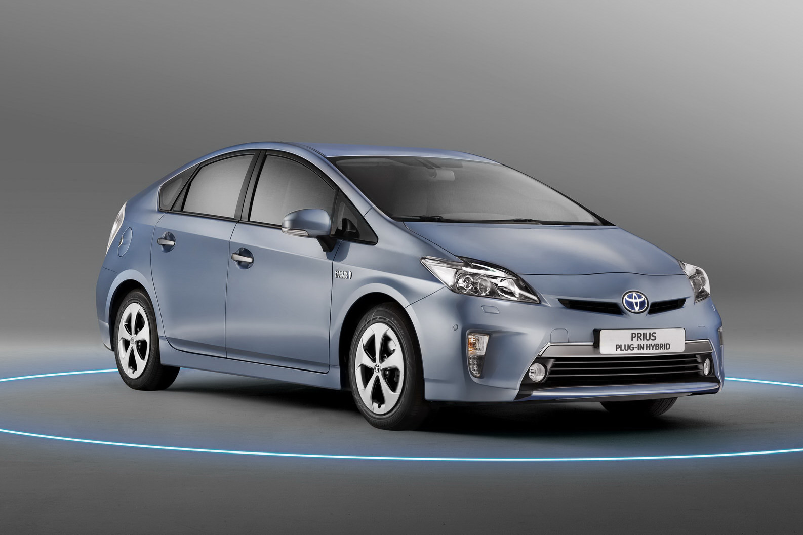 Toyota Prius Plug-in are un consum mediu oficial de 2,1 litri/100 km