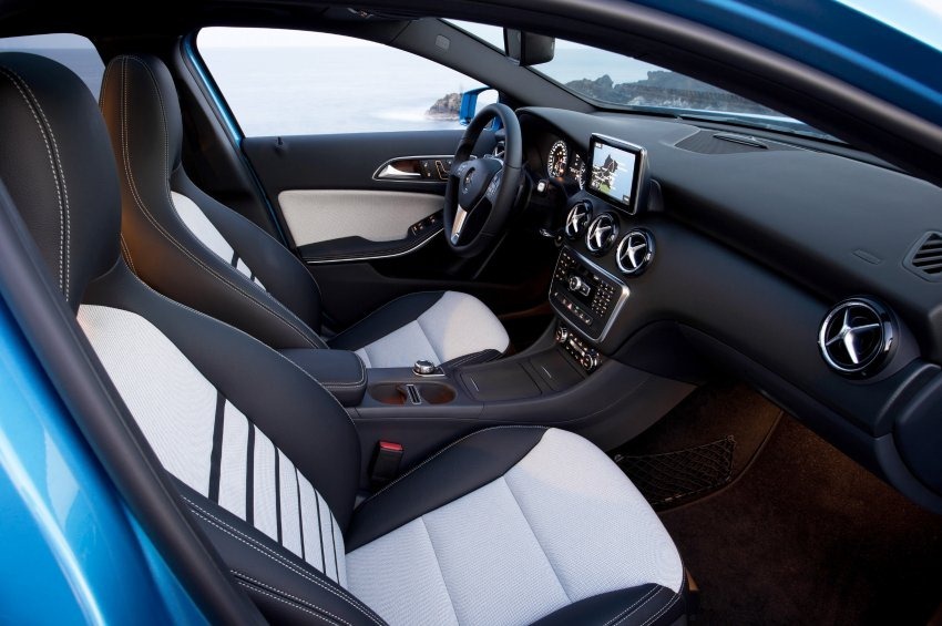 Interiorul lui Mercedes-Benz A-Class este mai simplist, dar foarte bine dotat