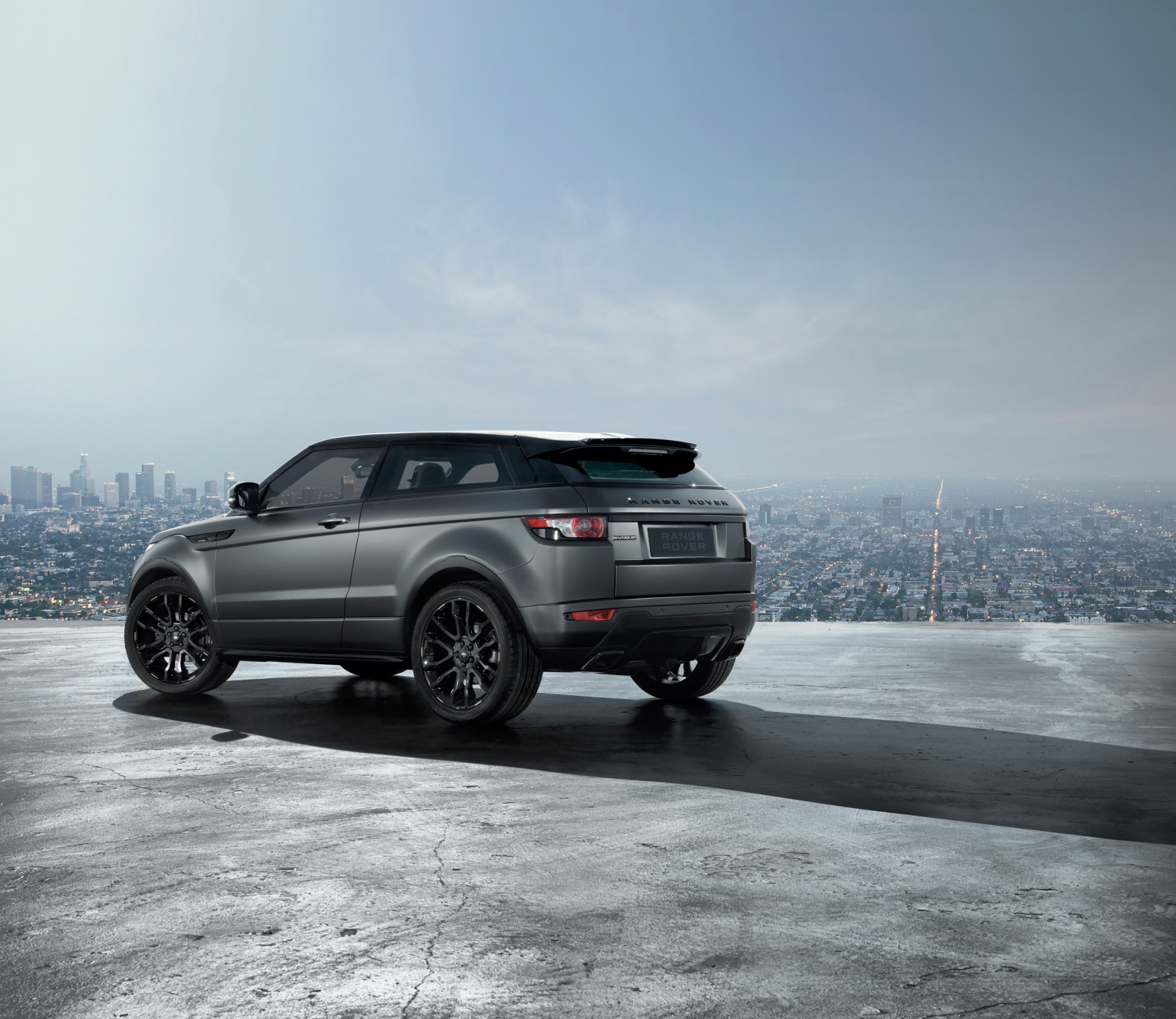 Aceasta editie speciala Range Rover Evoque se diferentiaza prin culoarea gri-mat