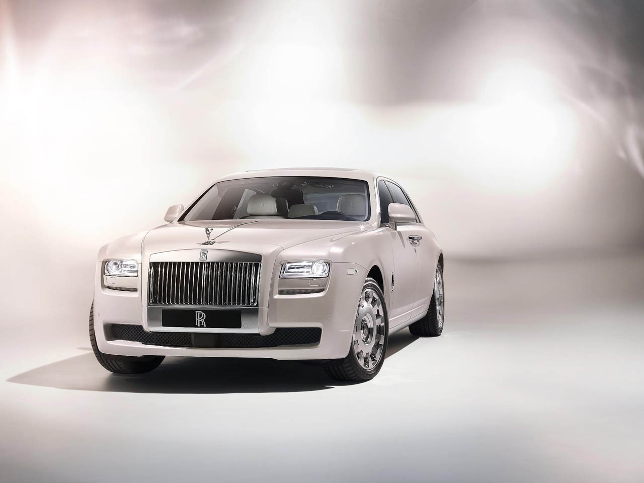 Rolls Royce Ghost Six Senses este particularizat la nivel de detalii