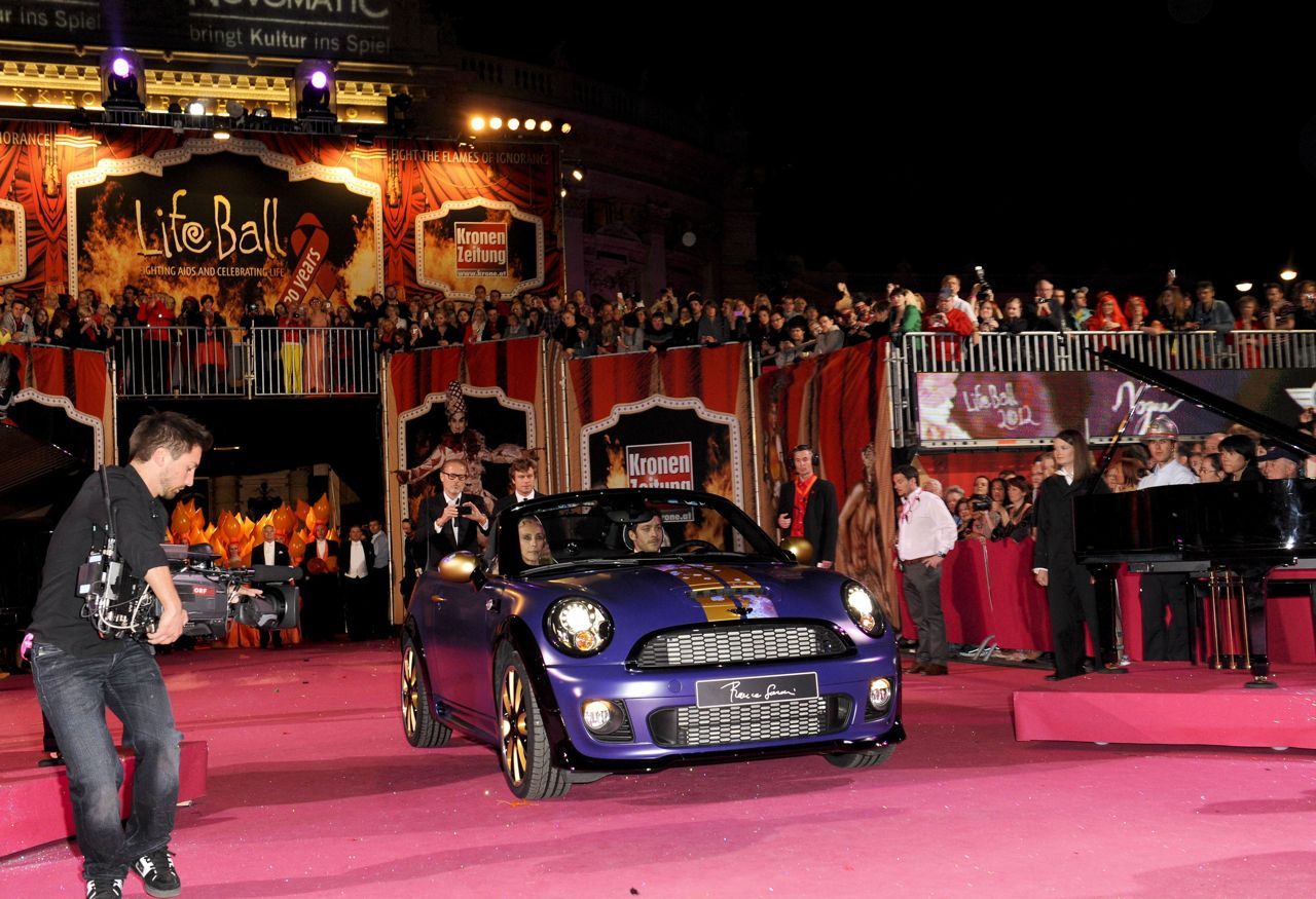 Pretul pentru care a fost adjudecat Mini Roadster la Life Ball 2012 este de 54.000 euro