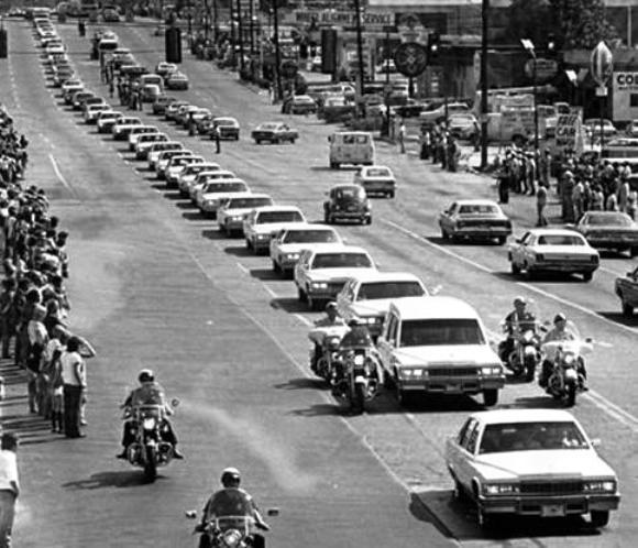 1977 - procesiune de Cadillac-uri albe la inmormantarea lui Elvis Presley