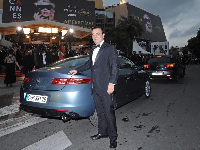 Carlos Ghosn mândru de ultimul model Renault