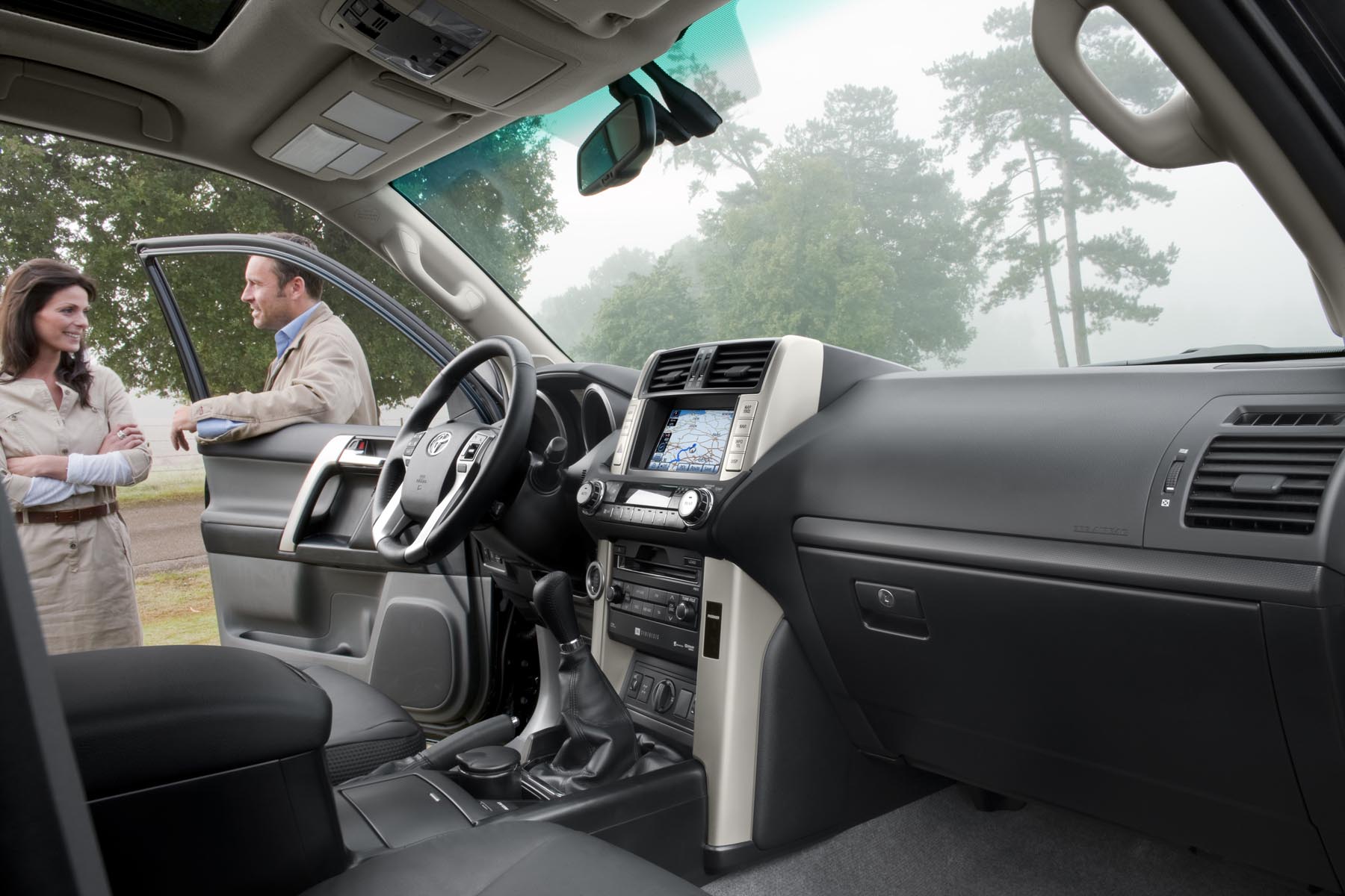 Noua Toyota Land Cruiser 150 are un interior foarte spatios, mult mai luxos si cu multe dotari de confort