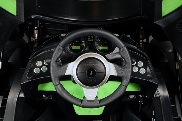 Cockpitul lui Murray T25 aminteste de supercarul McLaren F1, fiind simplu si ergonomic