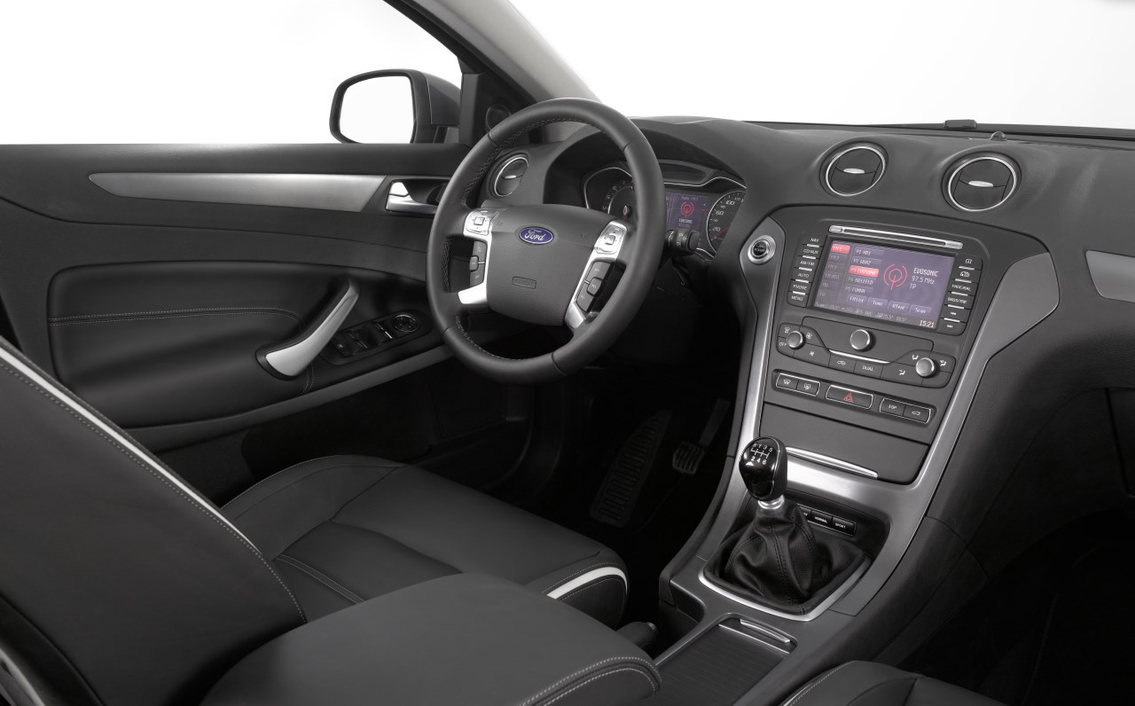 Interiorul lui Ford Mondeo facelift are un nivel ridicat de stil si calitate