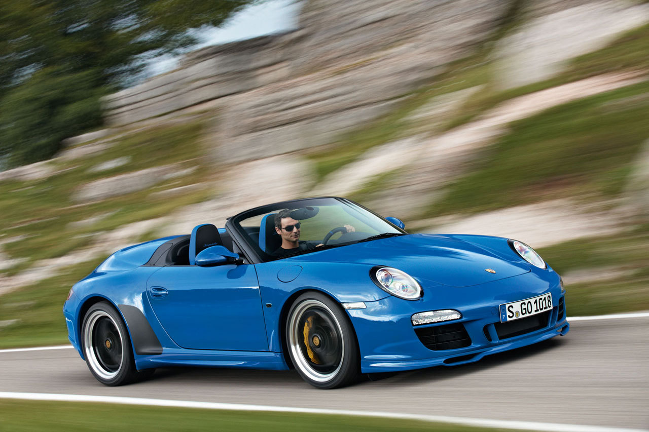 Porsche 911 Speedster are un parbriz mai mic si scaunele din spate acoperite cu un capac personalizat