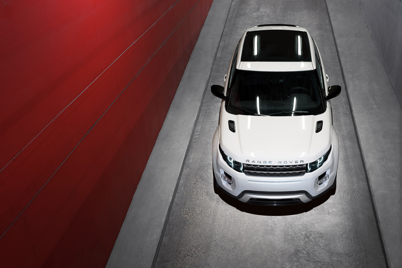 Range Rover Evoque este oferit cu un motor pe benzina si doua versiuni diesel
