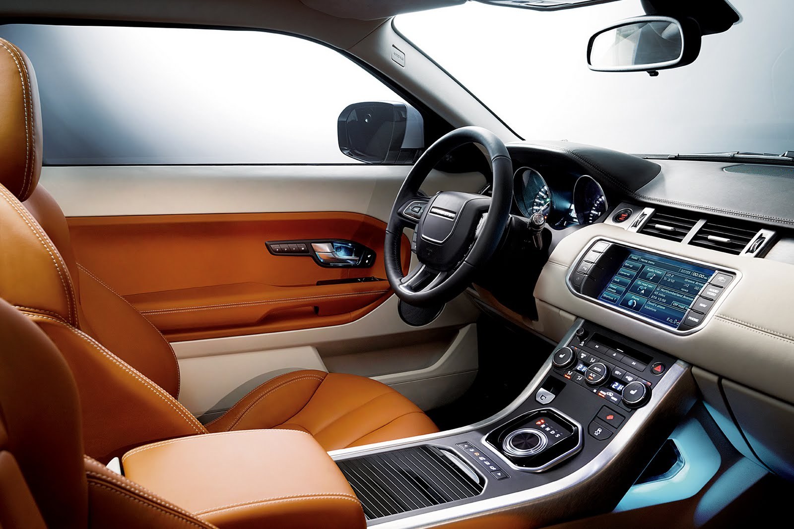 Range Rover Evoque ofera un interior princiar, cu multe dotari de ultima ora si materiale de calitate
