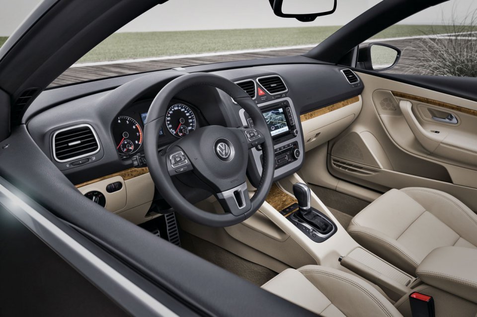 Interiorul lui Volkswagen Eos facelift ramane neschimbat ca design, dar e mai evoluat