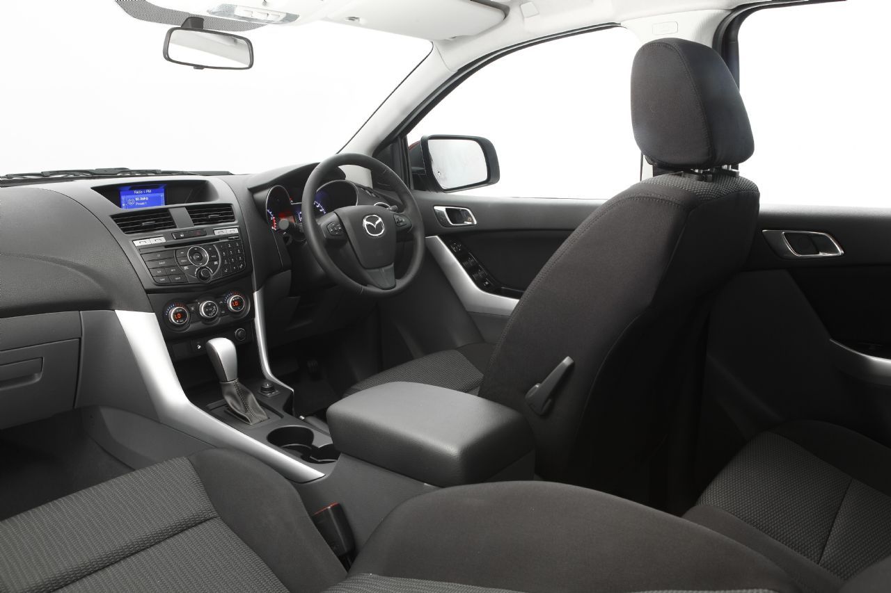 Interiorul noii Mazda BT-50 are un design modern si sofisticat