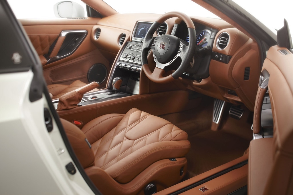Nissan GT-R Egoist propune o gama exclusiva de tapiterii si culori pentru interior