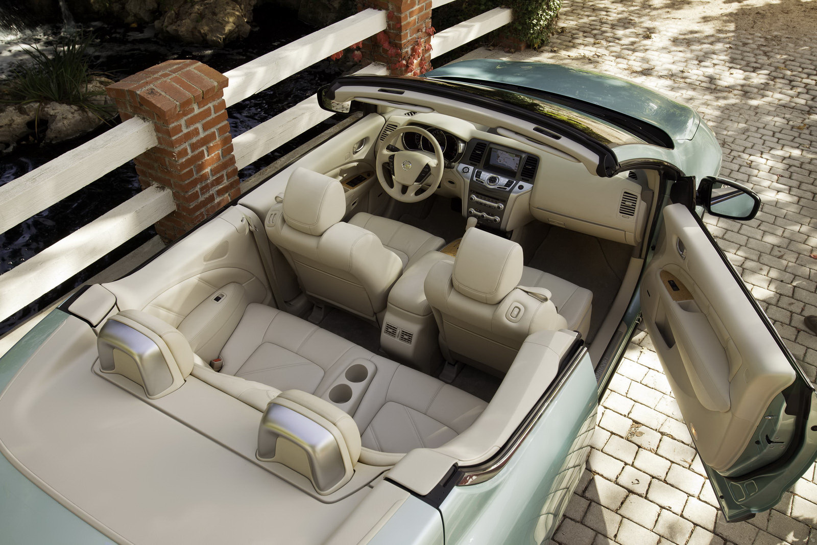 Nissan Murano CrossCabriolet are interiorul similar cu al versiunii cu acoperis metalic