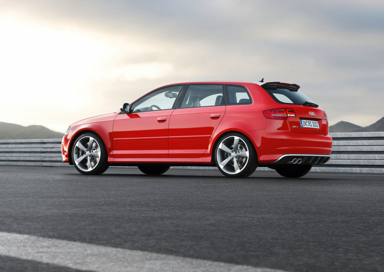 Audi RS3 are un look mai sportiv, dar nu este exagerat.